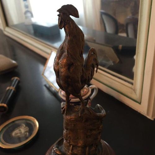 Null 奥古斯特-尼古拉-凯恩（1821-1894）。 拎着篮子的公鸡。 鎏金铜质证明。签名的凯恩。铸造厂印章 Susse frères。 青铜器高17.5厘&hellip;