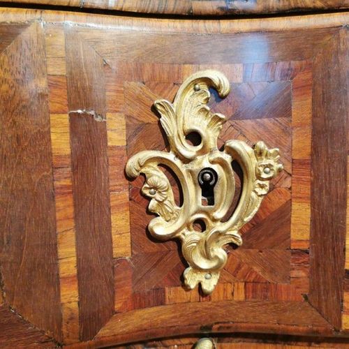 Null ARBALETH FRONT COMMODE in Furnier und Einlegearbeit von Kreuzen, die sich d&hellip;