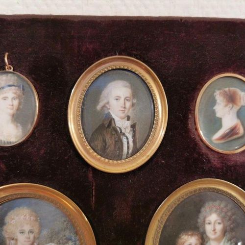 Null EIGHT MINIATURES of Charles and Amélie GEOFFROY's family in a crimson velve&hellip;