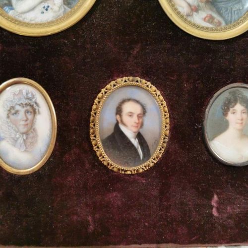 Null 深红色天鹅绒画框中的八张查尔斯和艾米莉-乔弗里家族的小照片，其中一些有 "SINGRY "或 "BOUDIN "的签名。上面是夏尔-杰弗里的父母，中间&hellip;