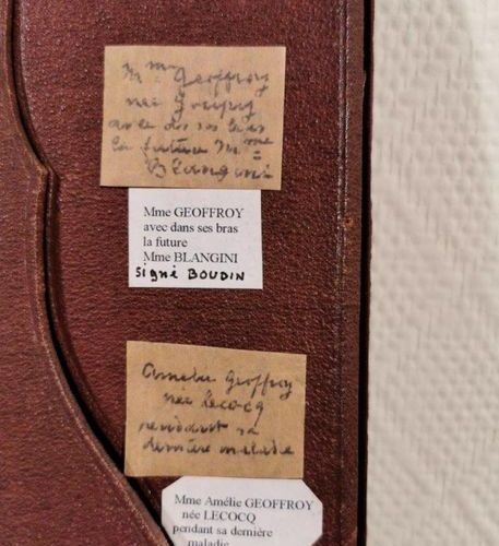 Null 深红色天鹅绒画框中的八张查尔斯和艾米莉-乔弗里家族的小照片，其中一些有 "SINGRY "或 "BOUDIN "的签名。上面是夏尔-杰弗里的父母，中间&hellip;