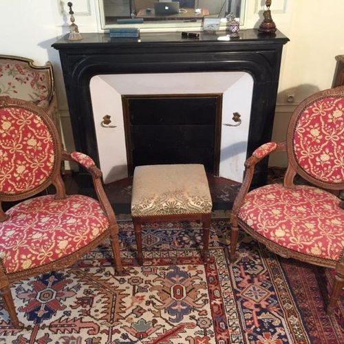 Null A PAIR of cabriolet armchairs in moulded and carved wood, the medallion bac&hellip;