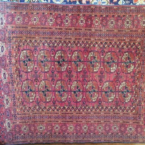 Null 布哈拉地毯，红色背景，装饰有两排七条古尔邦，多条边框。长128，宽103厘米。 附：高加索风格的地毯（二手）。