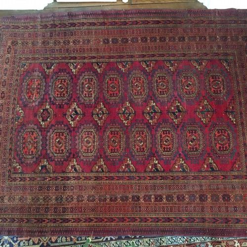 Null 土库曼斯坦地毯，红色背景，古尔斯装饰，几何边框。 长240，宽186厘米。
