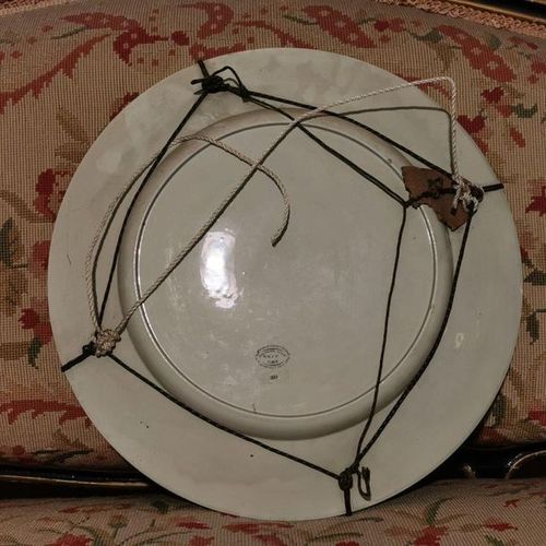 Null 吉恩。带有鲁昂装饰的陶器盘子。 吉恩1860年的标记。 直径44.5厘米（悬挂标志
