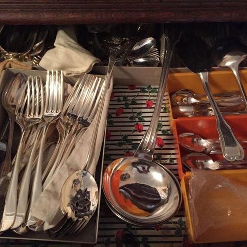 Null 在客厅厨房的抽屉里有一套银质金属制品，包括：一套带角柄的刀，刀架，餐具架，捕鱼刀具，船架，刀具，垫圈，船架，甜点刀具。