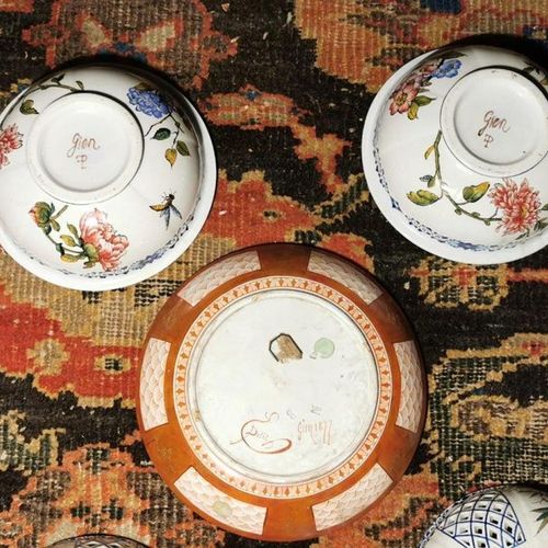 Null 吉恩。两只盛有鲜花的壶和一个有亚洲三方装饰的陶制盘子。签名的Gien全息图。 版面上有佩蒂特的签名，1877年。签署了EP的锅碗瓢盆。 直径板22厘米&hellip;