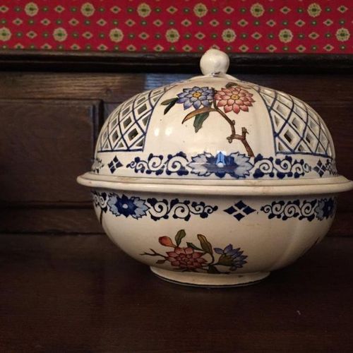 Null GIEN. DEUX POTS POURRIS à décor de fleurs épanouies et UNE ASSIETTE en faïe&hellip;