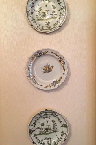 Null MOUSTIERS. FOUR plates with contoured edge, two of them decorated with grot&hellip;