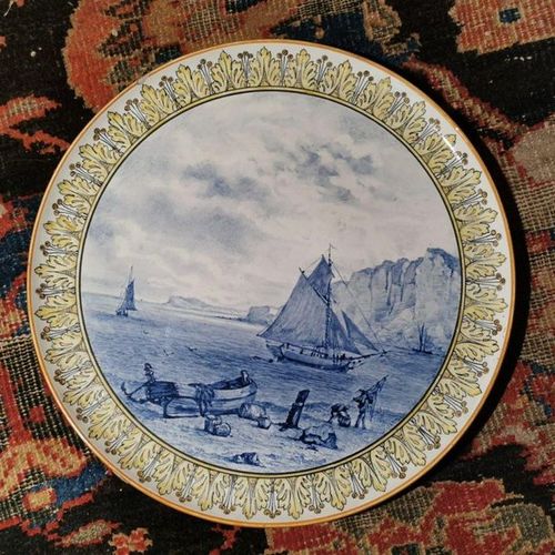 Null 吉恩。L. ROBERT.表现海军的釉陶板，边缘装饰有刺桐叶的楣。 吉恩全息图，日期为1869年。签名：L. Robert"。 直径45.5厘米。