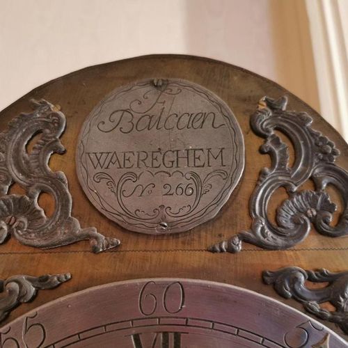 Null 钟表。天然木制的箱子由一扇门打开。表盘用罗马数字表示小时，用阿拉伯数字表示分钟，围绕着一条铁路，并签署 "F.Balccien / Waereghem&hellip;