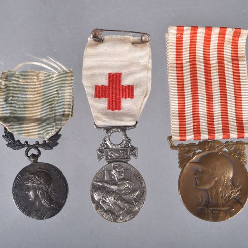 Null FRANCE. Lot composé de trois médailles dont: médaille coloniale avec ruban &hellip;