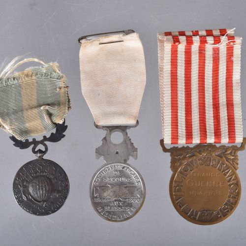 Null FRANCE. Lot composé de trois médailles dont: médaille coloniale avec ruban &hellip;