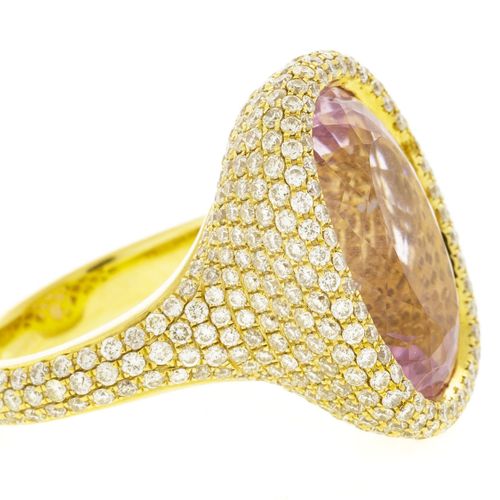 Null Bague or 750 sertie d'une kunzite taille ovale et pavée de diamants taille &hellip;