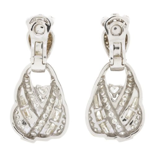 Null Paire de pendants d'oreilles or gris 750 sertis de diamants taille brillant&hellip;