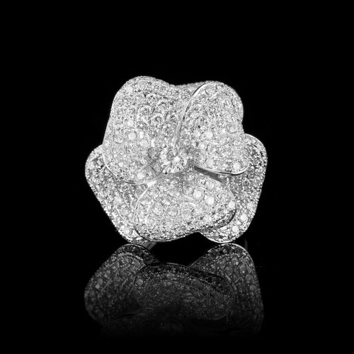 Null Bague fleur or gris 750 pavée de diamants taille brillant, doigt 48-8, 17g