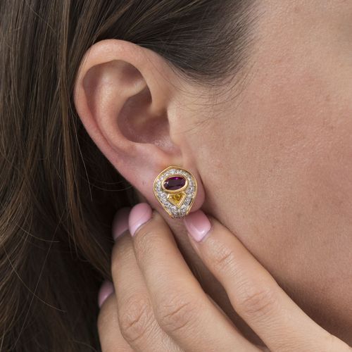 Null Paire de clips d'oreilles 2 ors 750 sertis de rubis taille ovale entourés d&hellip;