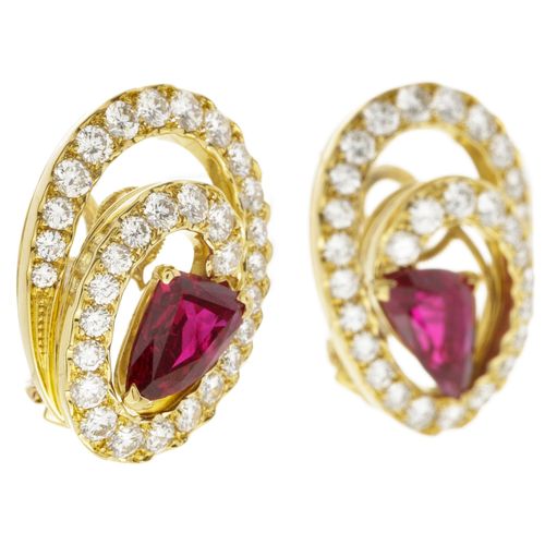 Null Paire de boucles d'oreilles tourbillons serties de 2 rubis (env. 1.7 ct cha&hellip;