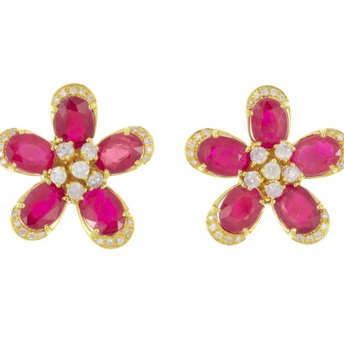 Null Paire de clous d'oreilles fleurs or 750 sertis de rubis taille ovale rehaus&hellip;