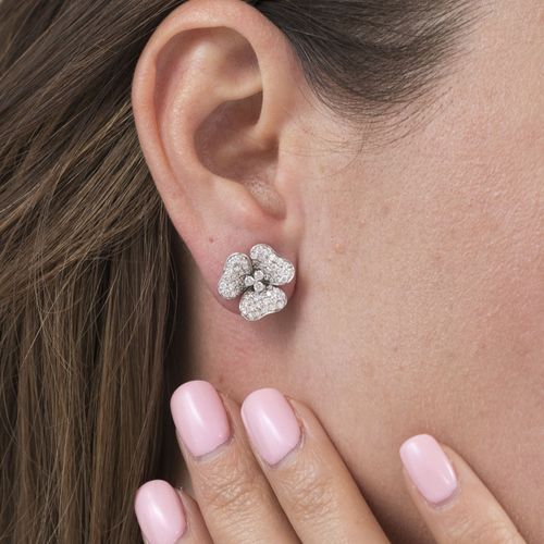 Null Paire de clous d'oreilles fleurs or gris 750 pavés de diamants taille brill&hellip;