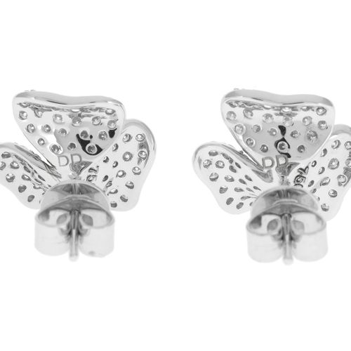 Null Paire de clous d'oreilles fleurs or gris 750 pavés de diamants taille brill&hellip;