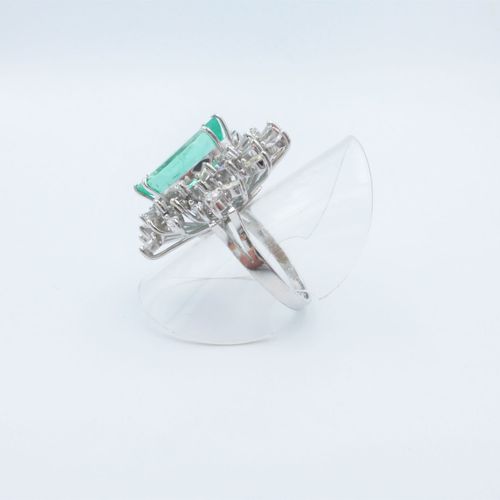 Null Bague or gris 750 sertie d'une émeraude taille marquise entourée de diamant&hellip;