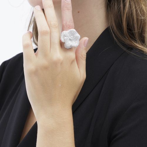 Null Bague fleur or gris 750 pavée de diamants taille brillant, doigt 48-8, 17g