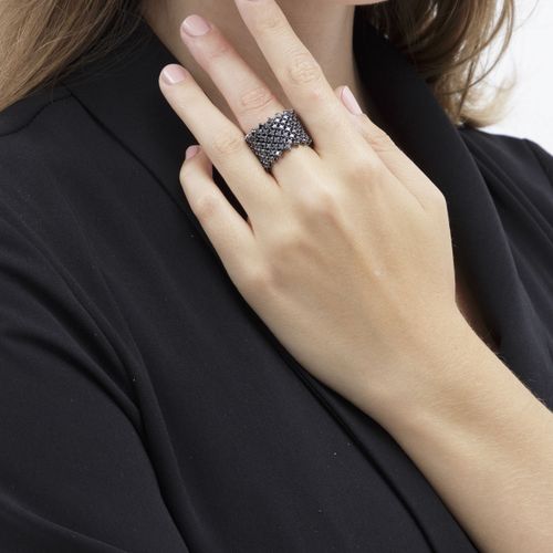 Null Bague souple or noirci 750 sertie de diamants noirs taille brillant, signée&hellip;