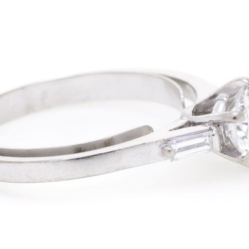 Null Solitaire or gris 750 serti d'un diamant taille brillant épaulé d'un diaman&hellip;