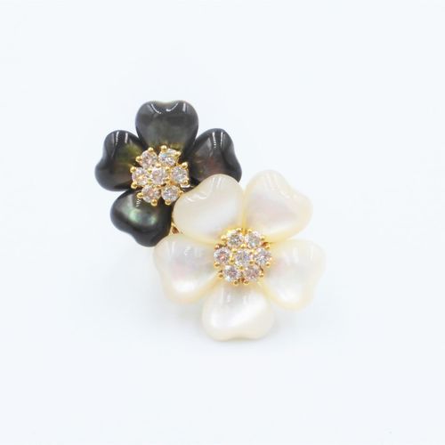 Null Bague fleurs or 750, les pétales en nacre noire et blanche, les pistils ser&hellip;