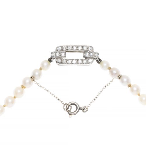 Null Collier 1 rang de perles de culture blanches, fermoir or gris 750 serti de &hellip;