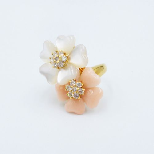 Null Bague fleurs or 750, les pétales en nacre et opale rose, les pistils sertis&hellip;