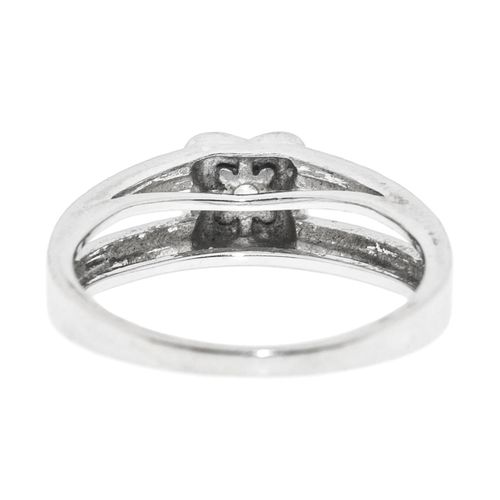 Null Mauboussin, bague fleur or gris 750 sertie de diamants taille brillant, doi&hellip;