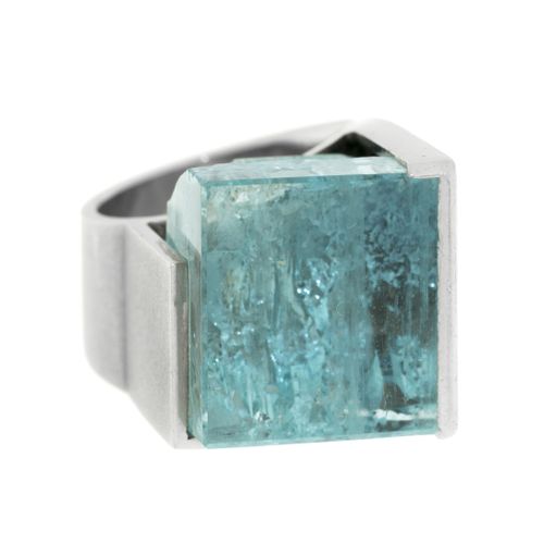 Null Bague platine sertie d'une aigue-marine cubique semi brut, doigt 56-16, 31g