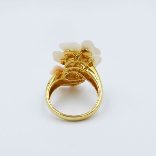 Null Bague fleurs or 750, les pétales en nacre et opale rose, les pistils sertis&hellip;