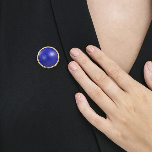 Null Broche or 750 sertie d'un cabochon rond de lapis-lazuli, h. 3 cm