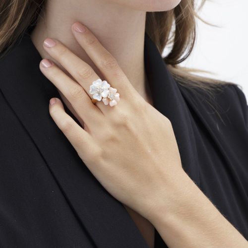 Null Bague fleurs or 750, les pétales en nacre et opale rose, les pistils sertis&hellip;