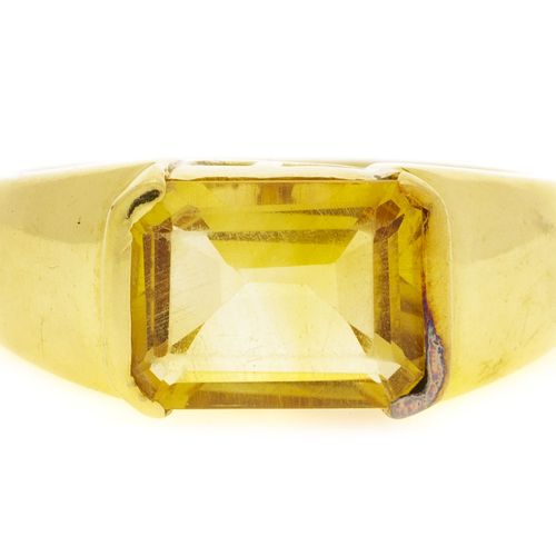 Null Bague or 750 sertie d'une citrine taille émeraude, doigt 509.5-11.5