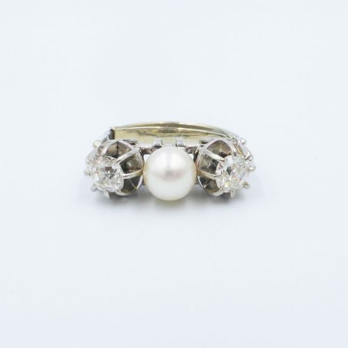 Null Bague or gris 750 sertie de deux diamants taille ancienne épaulant une perl&hellip;