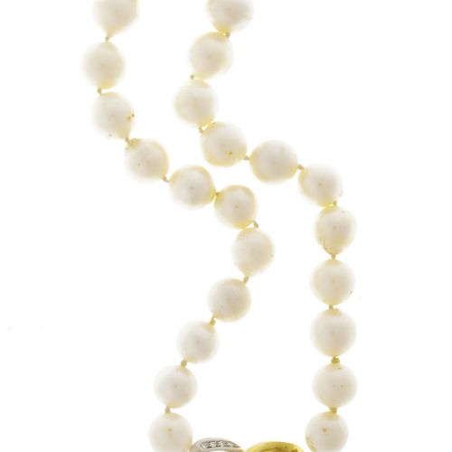 Null 
Collier 1 rang de perles de culture blanches, fermoir 2 ors 750 serti de d&hellip;