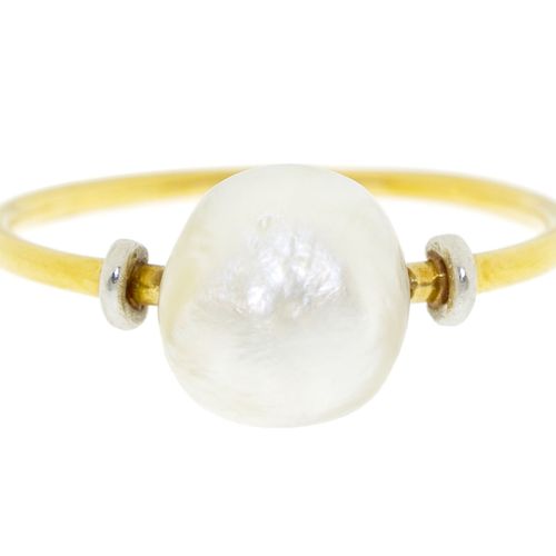 Null Bague XIXe s., 2 ors 750 ornée d'une perle blanche (non testée), doigt 53-1&hellip;