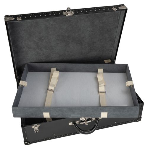 Null Louis Vuitton, valise rigide Alzer 80 recouverte de cuir taïga noir, intéri&hellip;