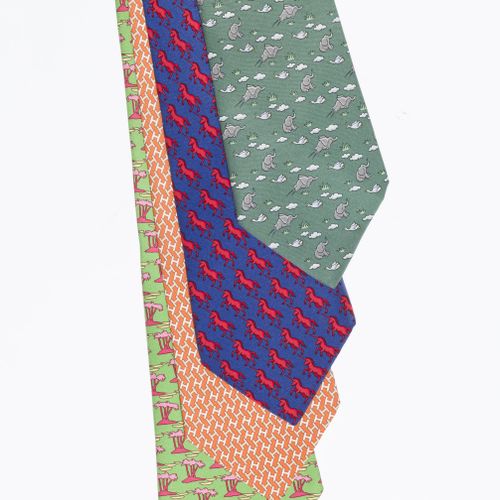 Null Hermès, 4 cravates en soie imprimé: licornes, palmiers, éléphants et oies, &hellip;