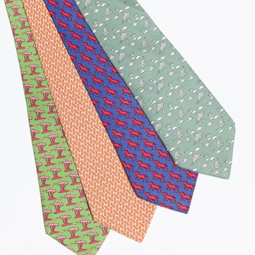 Null Hermès, 4 cravates en soie imprimé: licornes, palmiers, éléphants et oies, &hellip;