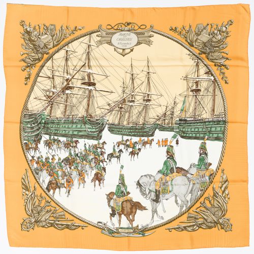 Null Hermès, carré en twill de soie imprimé: Marine et Cavalerie, fond ambre, 90&hellip;
