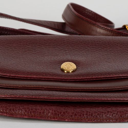 Null Cartier, sac demi-lune à bandoulière Must de Cartier en cuir bordeaux grain&hellip;