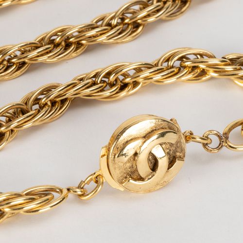 Null Chanel, pendentif croix sur chaîne en métal doré et cabochons de verre roug&hellip;