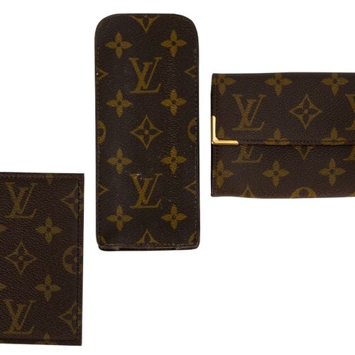 Null Louis Vuitton, 1 porte-monnaie, 1 bloc-note et 1 housse en toile enduite Mo&hellip;