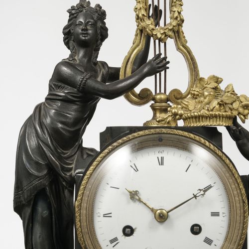 Null Pendule de style Louis XVI, début du XIXe s., en bronze patiné et doré à dé&hellip;