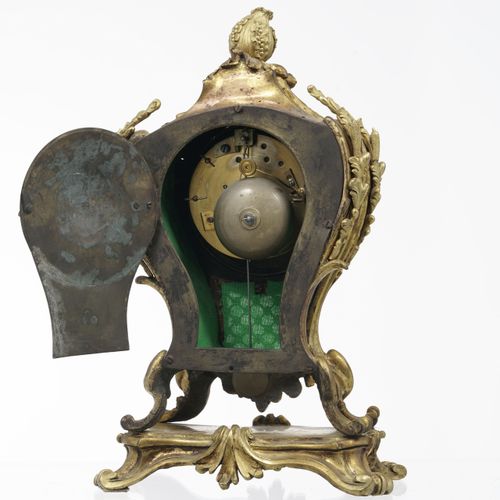 Null Pendule d'époque Louis XV, en bronze doré et finement ciselé, décor de feui&hellip;